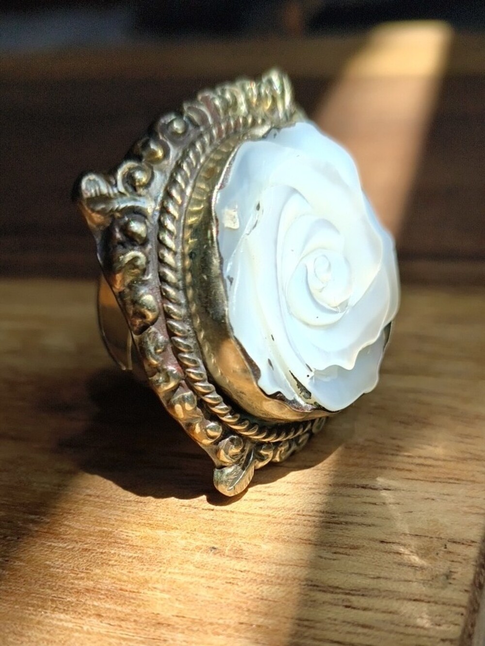 Gorgeous Iridescent Mother-of-Pearl Shell Rose Ring In Tibetan Silver Setting - Picture 4 of 11